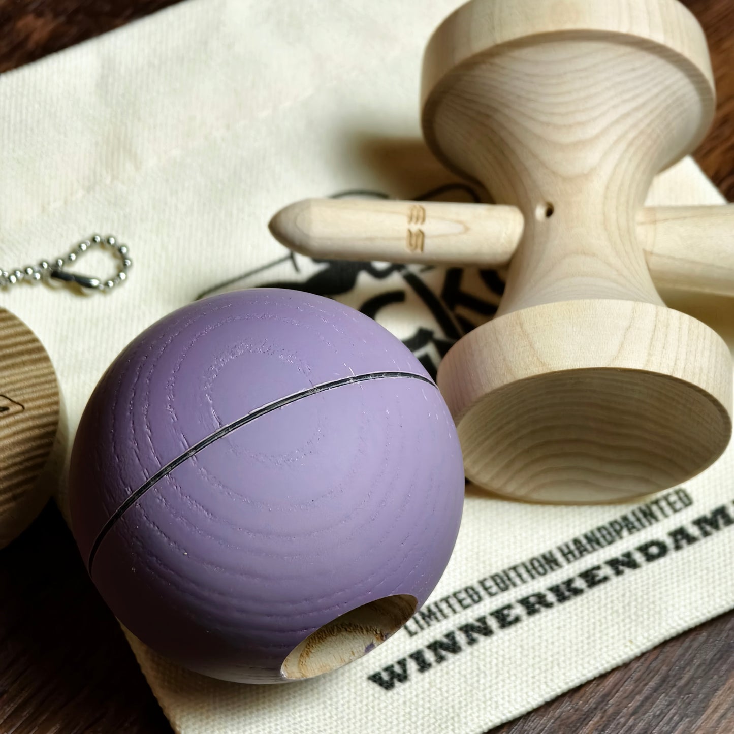 Winner Kendama Deep Snow ball Gecko paint hot
