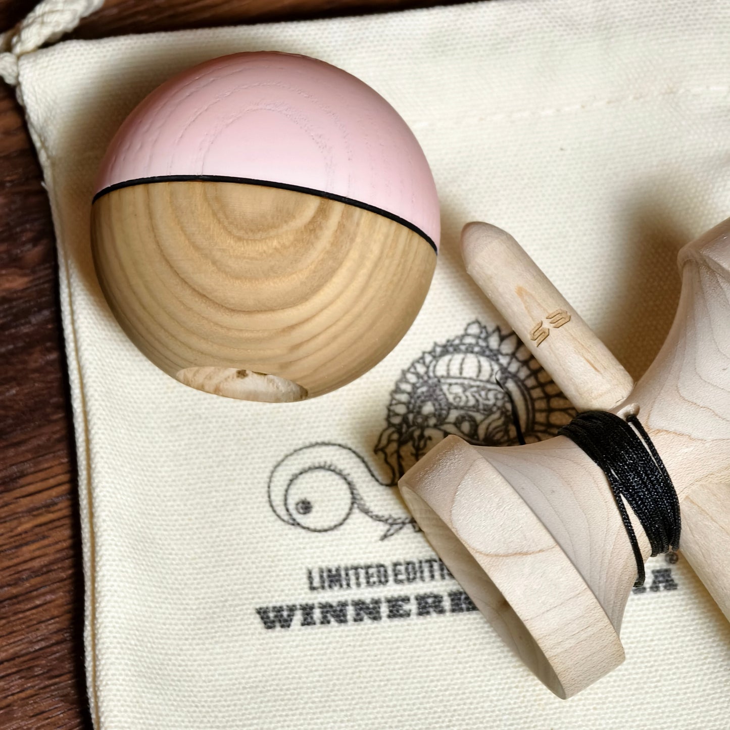 Winner Kendama Gecko paint pink cloud tama only