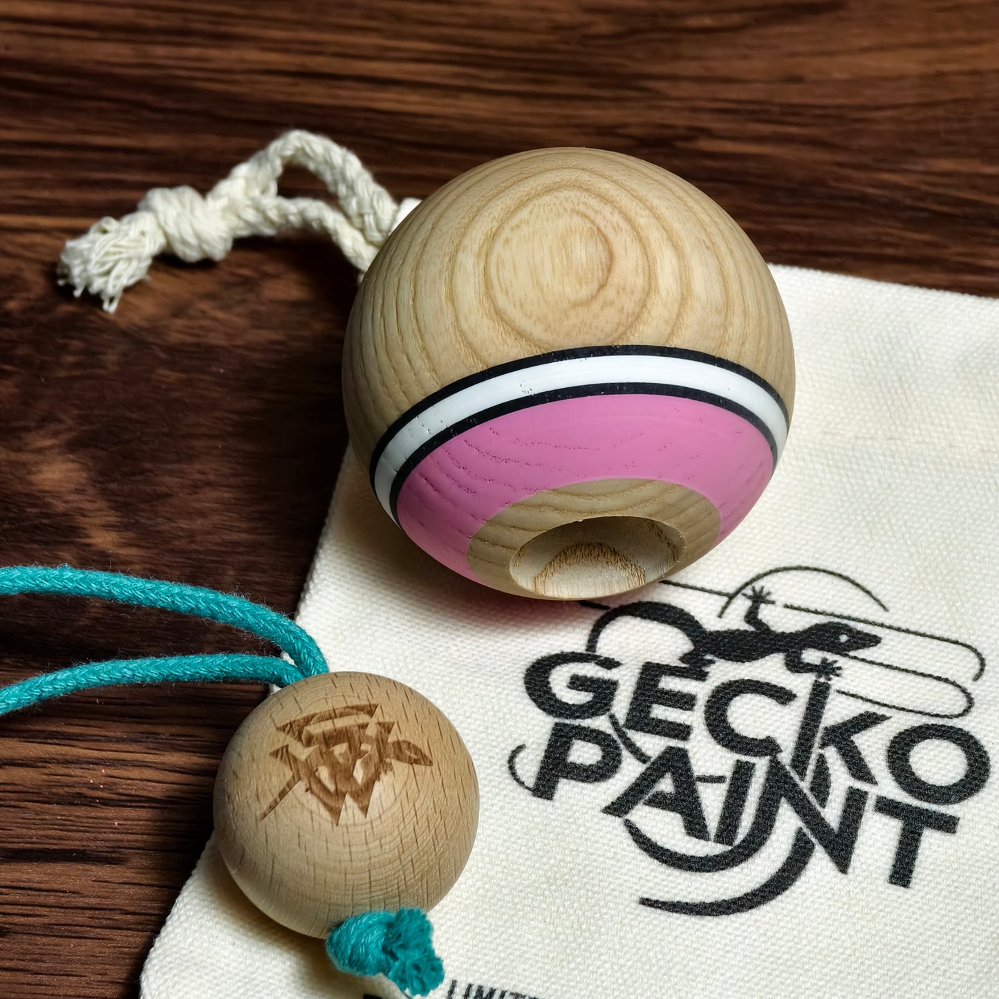 Winner Kendama Gecko paint pinkwhite tama only