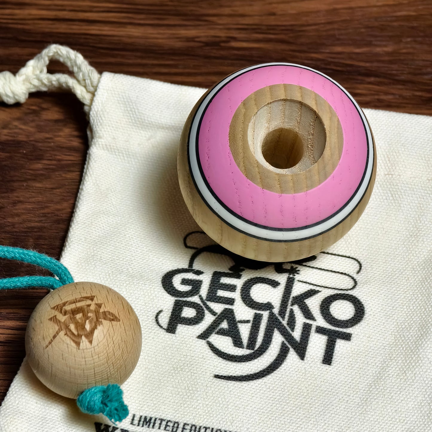 Winner Kendama Gecko paint pinkwhite tama only