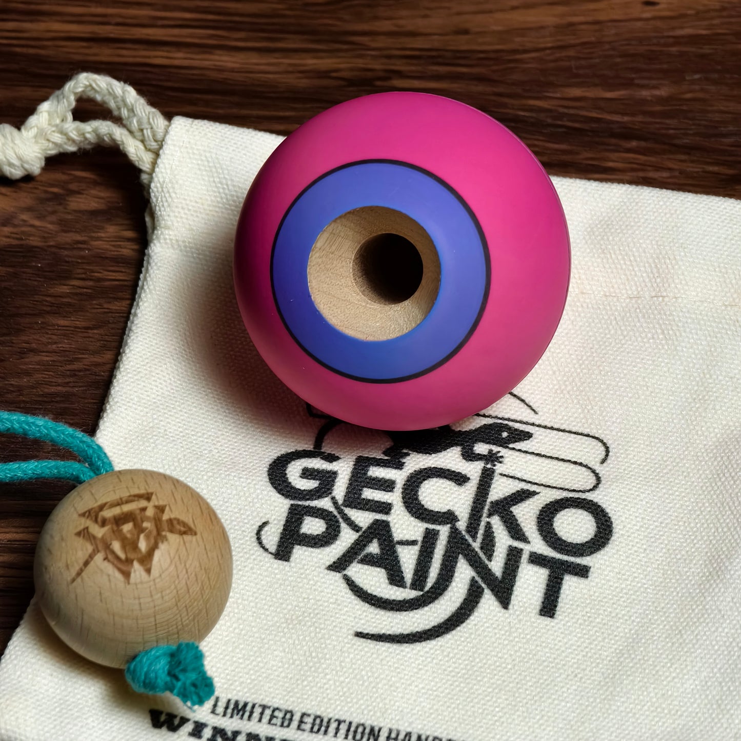 Winner Kendama Gecko paint pink man tama only