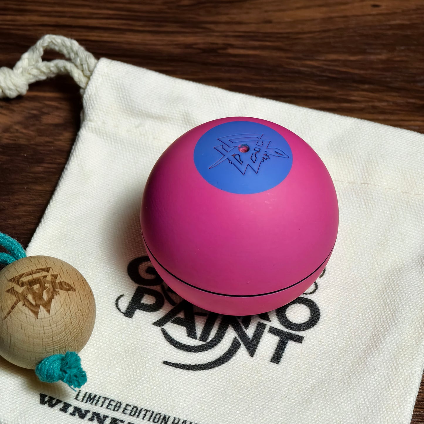 Winner Kendama Gecko paint pink man tama only