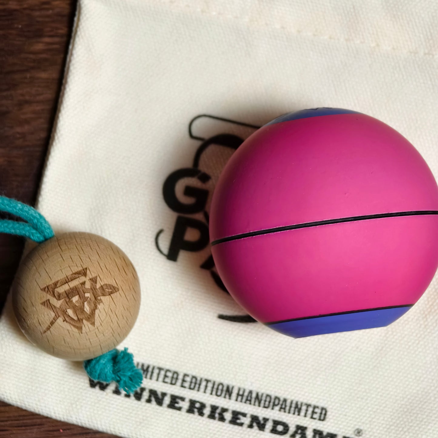 Winner Kendama Gecko paint pink man tama only