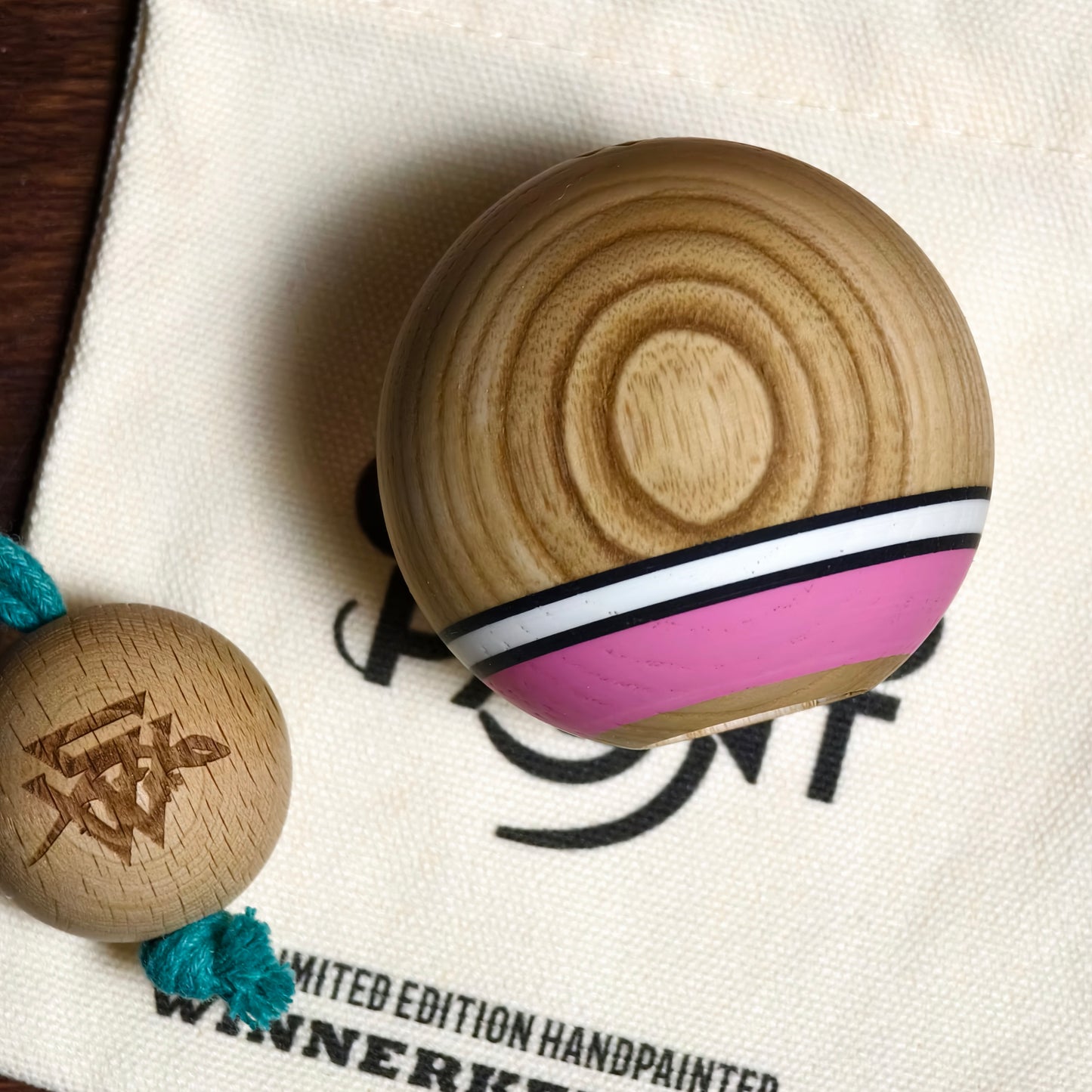 Winner Kendama Gecko paint pinkwhite tama only