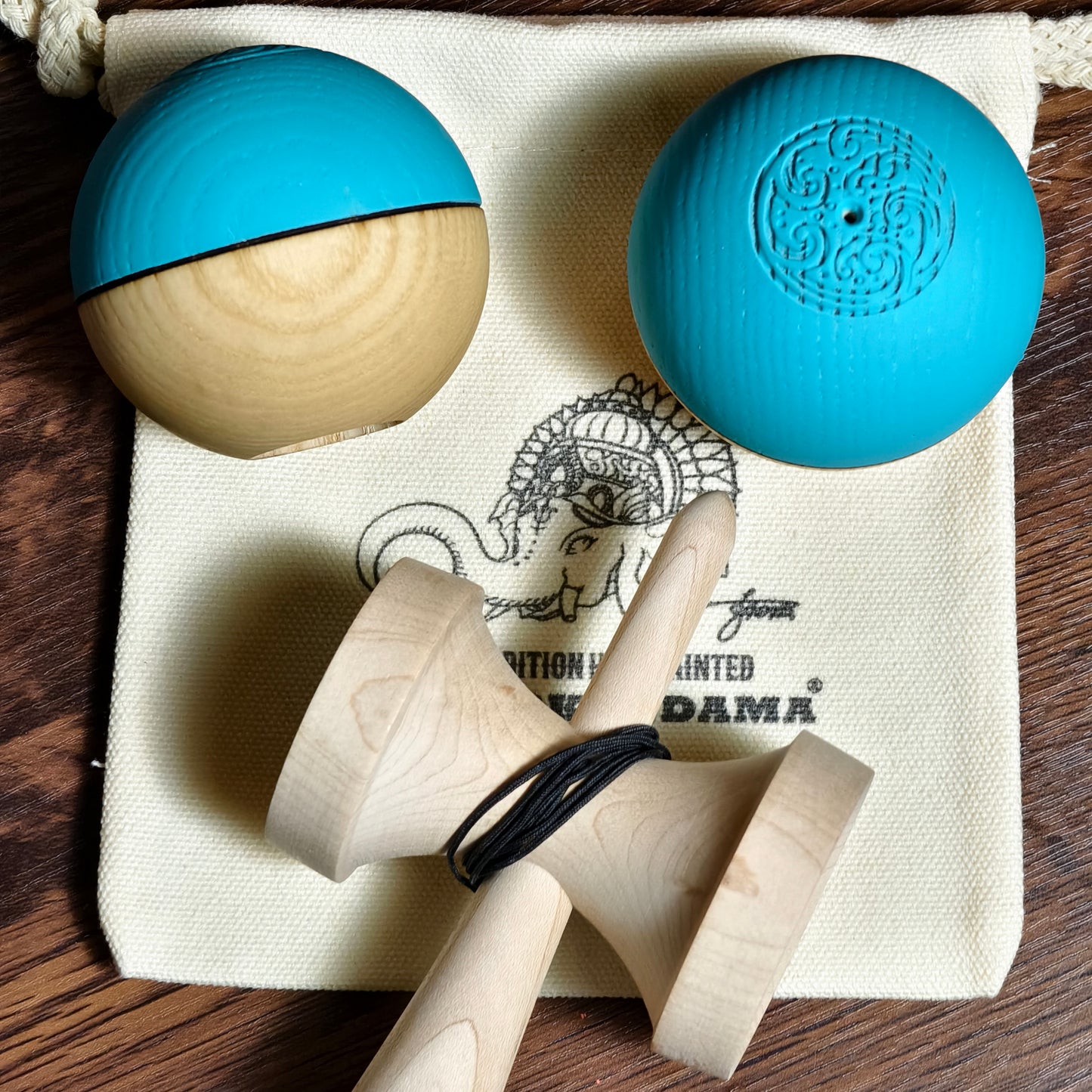 Winner Kendama  Gecko paint  blue ocean waves  tama only