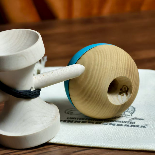Winner Kendama  Gecko paint  blue ocean waves  tama only