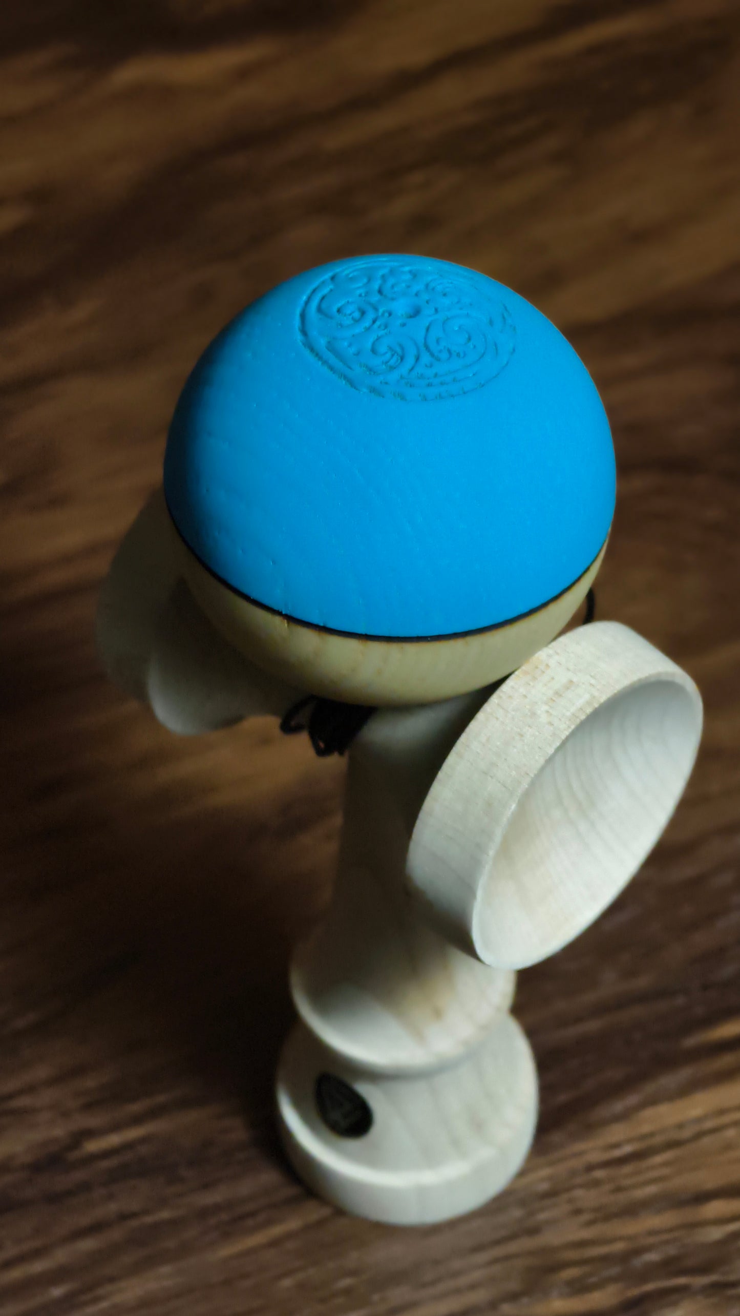 Winner Kendama  Gecko paint  blue ocean waves  tama only