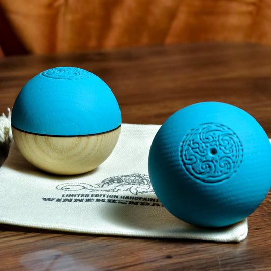 Winner Kendama  Gecko paint  blue ocean waves  tama only