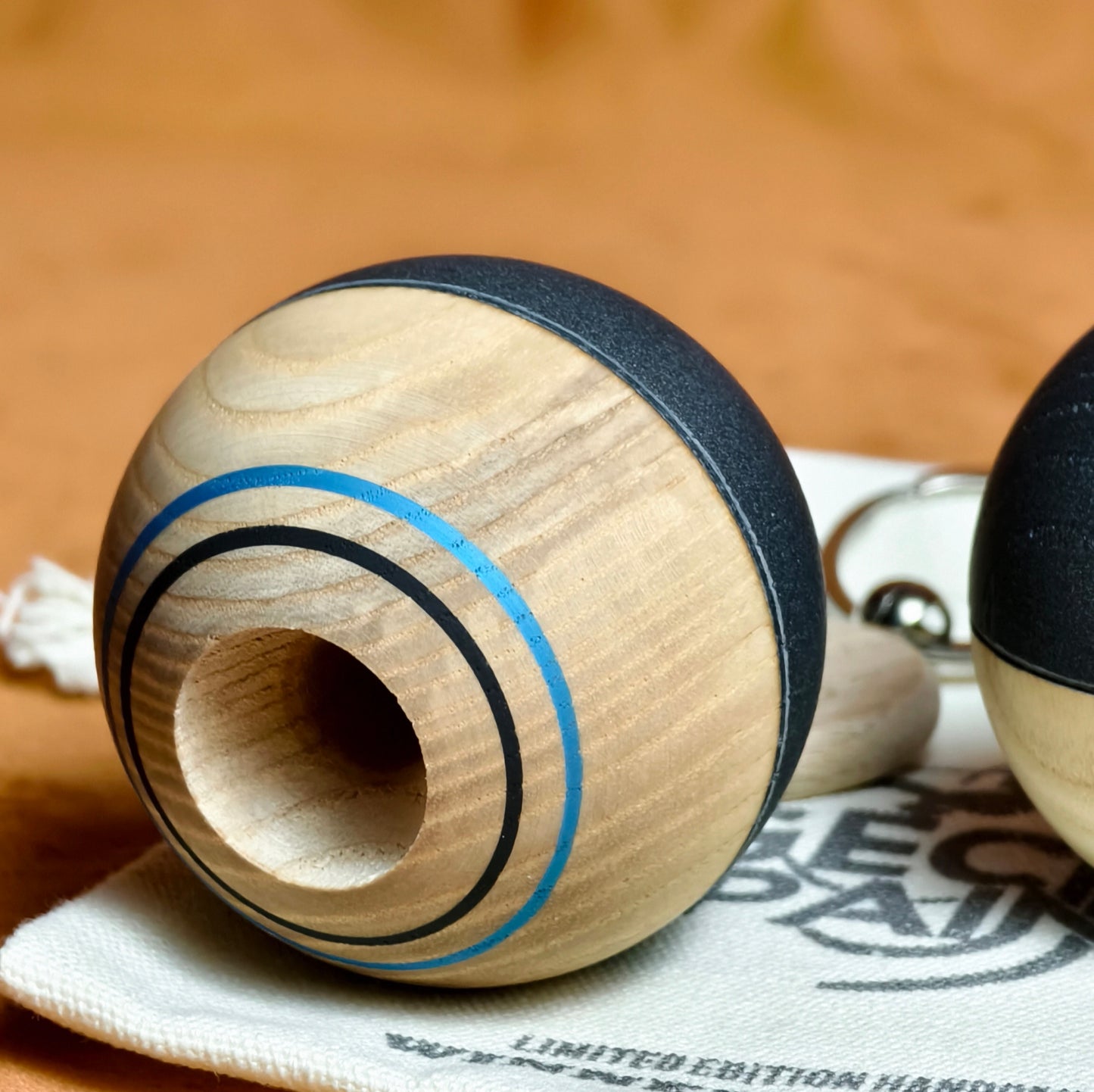 Winner kendama Gecko paint Black rock tama only