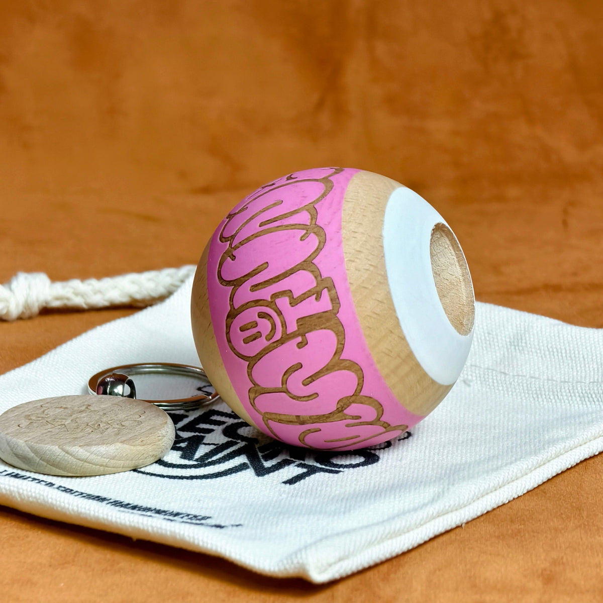 Winner kendama Gecko paint Hollow Pink
tama only