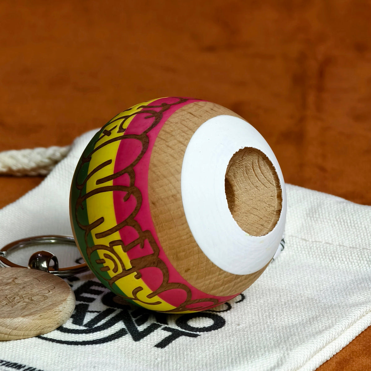 Winner kendama Gecko paint Rasta Throw‑up
tama only
