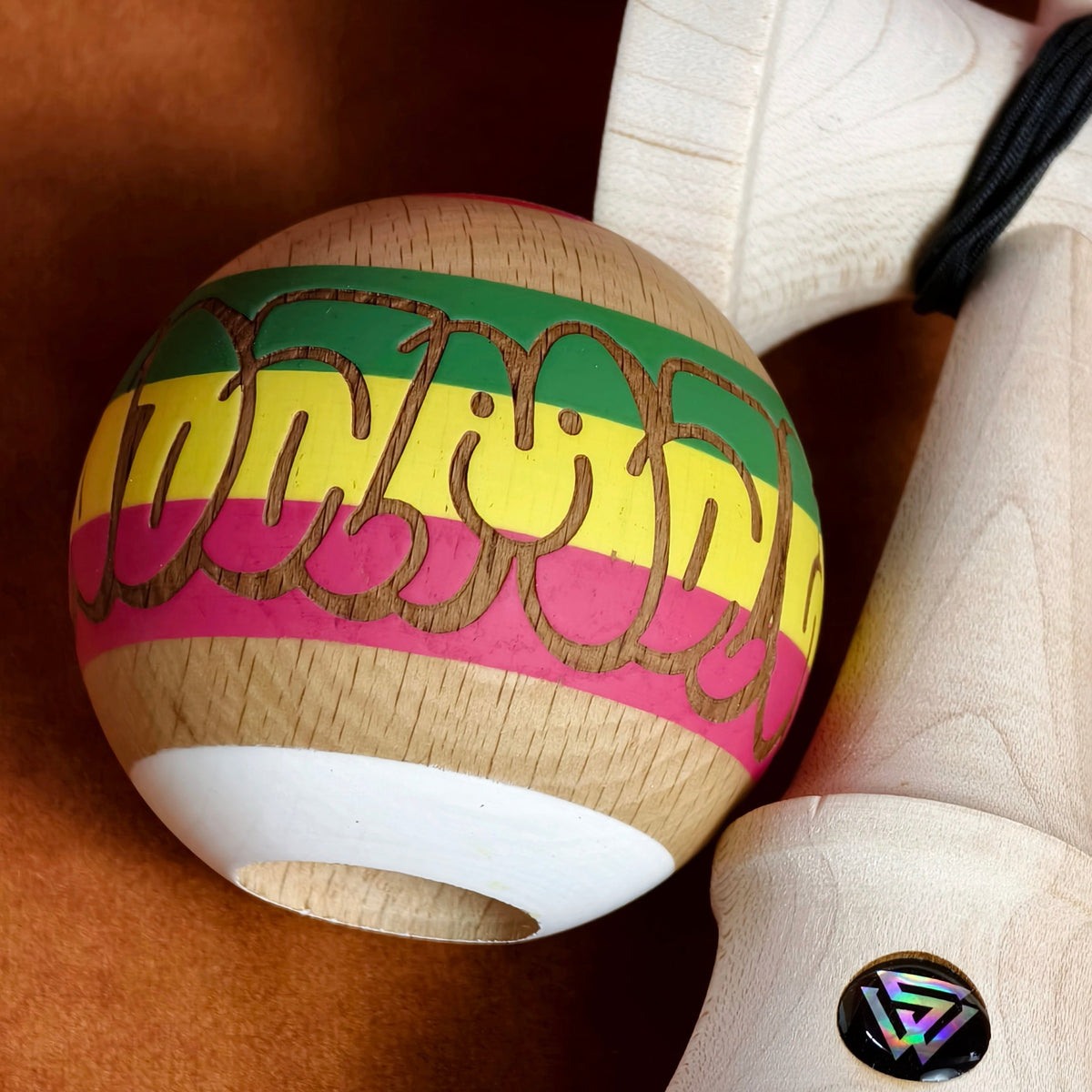 Winner kendama Gecko paint Rasta Throw‑up
tama only