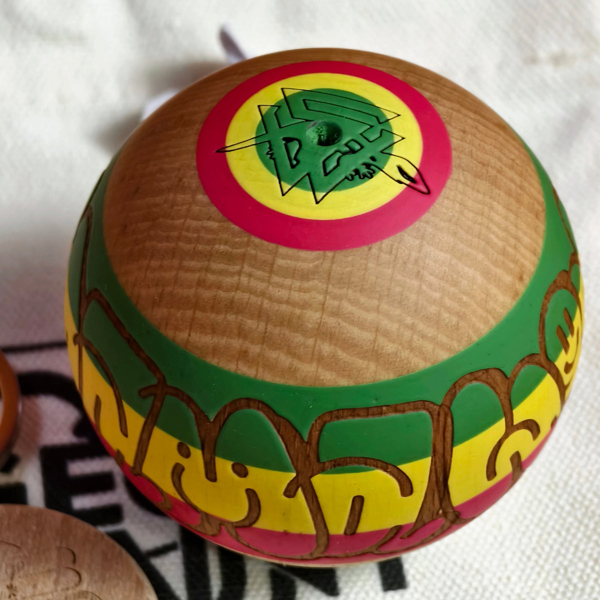 Winner kendama Gecko paint Rasta Throw‑up
tama only