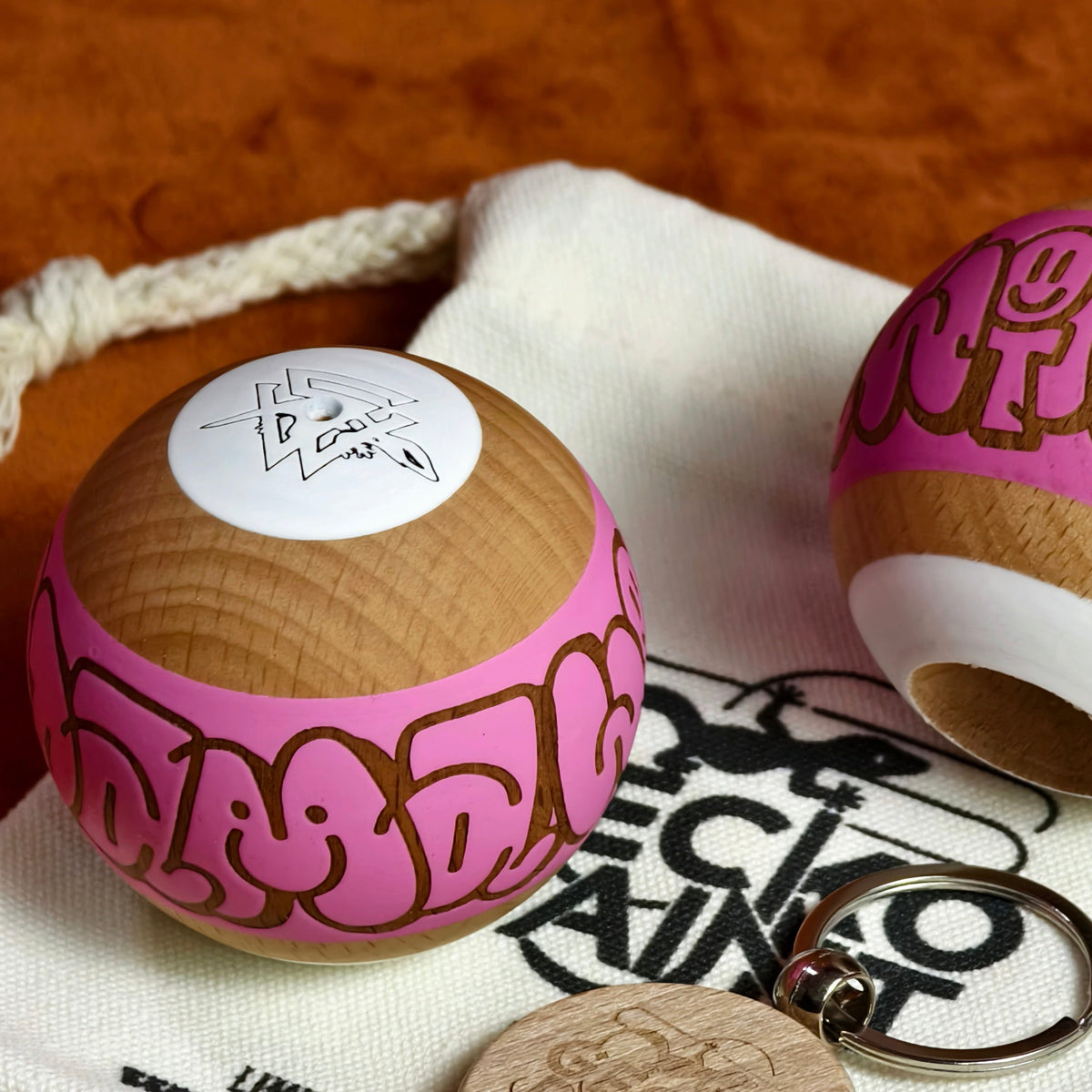 Winner kendama Gecko paint Hollow Pink
tama only