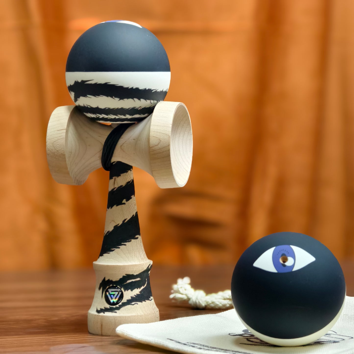 Winner Kendama  Gecko paint  Black dragon tama only NEW