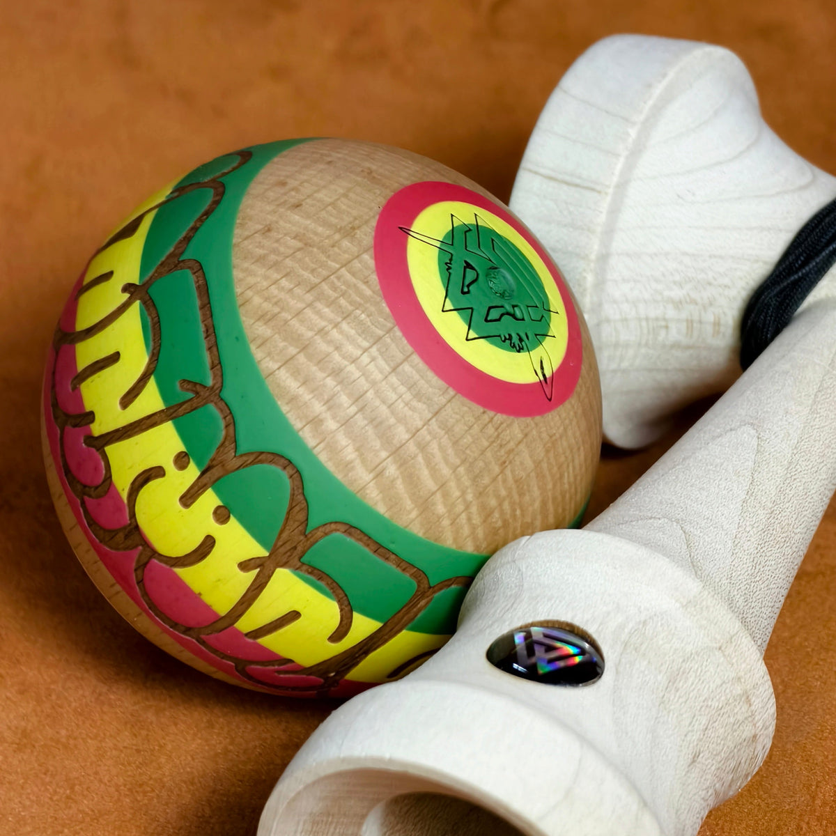 Winner kendama Gecko paint Rasta Throw‑up
tama only