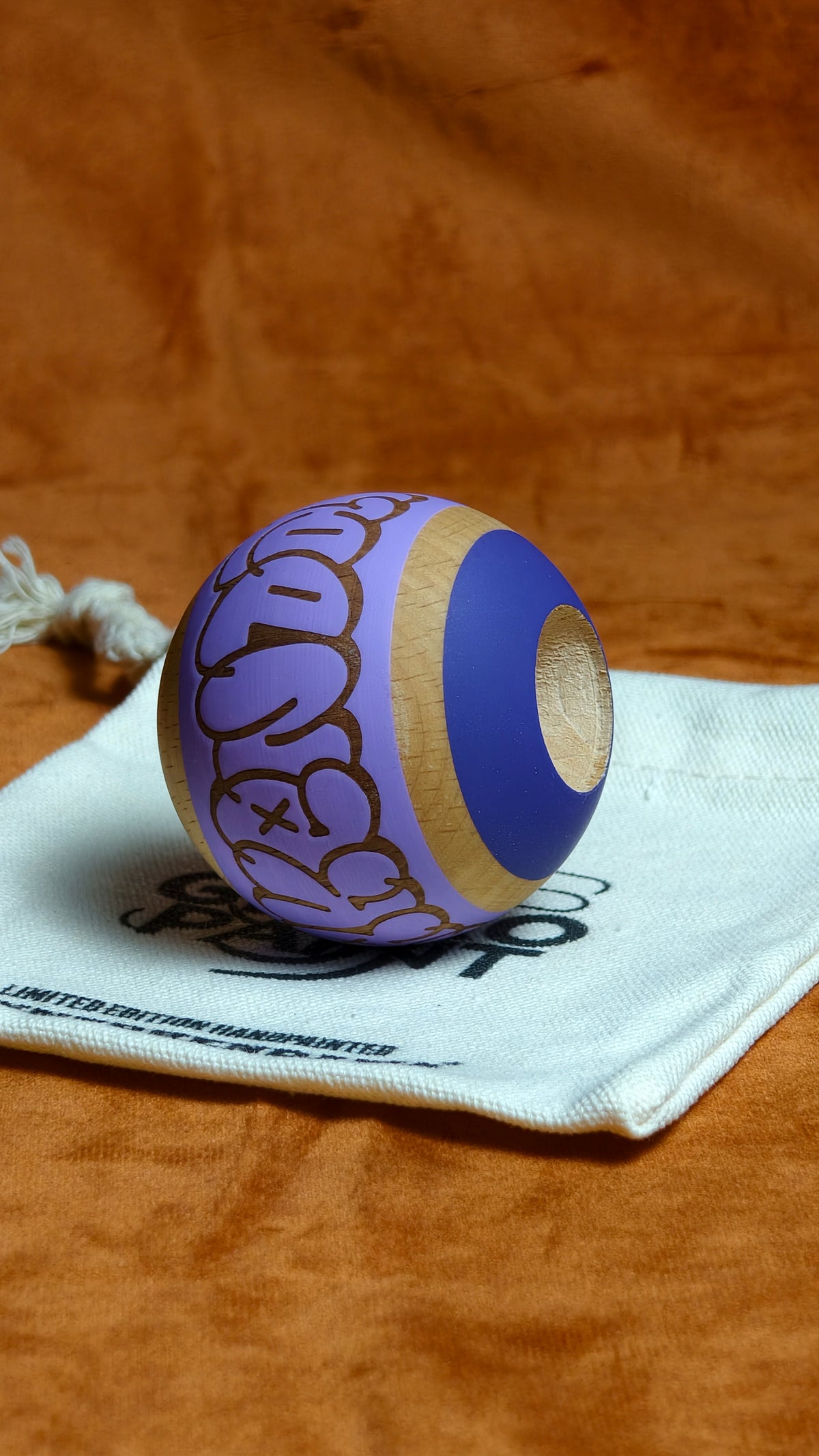Winner kendama Gecko paint Hollow Purple
tama only