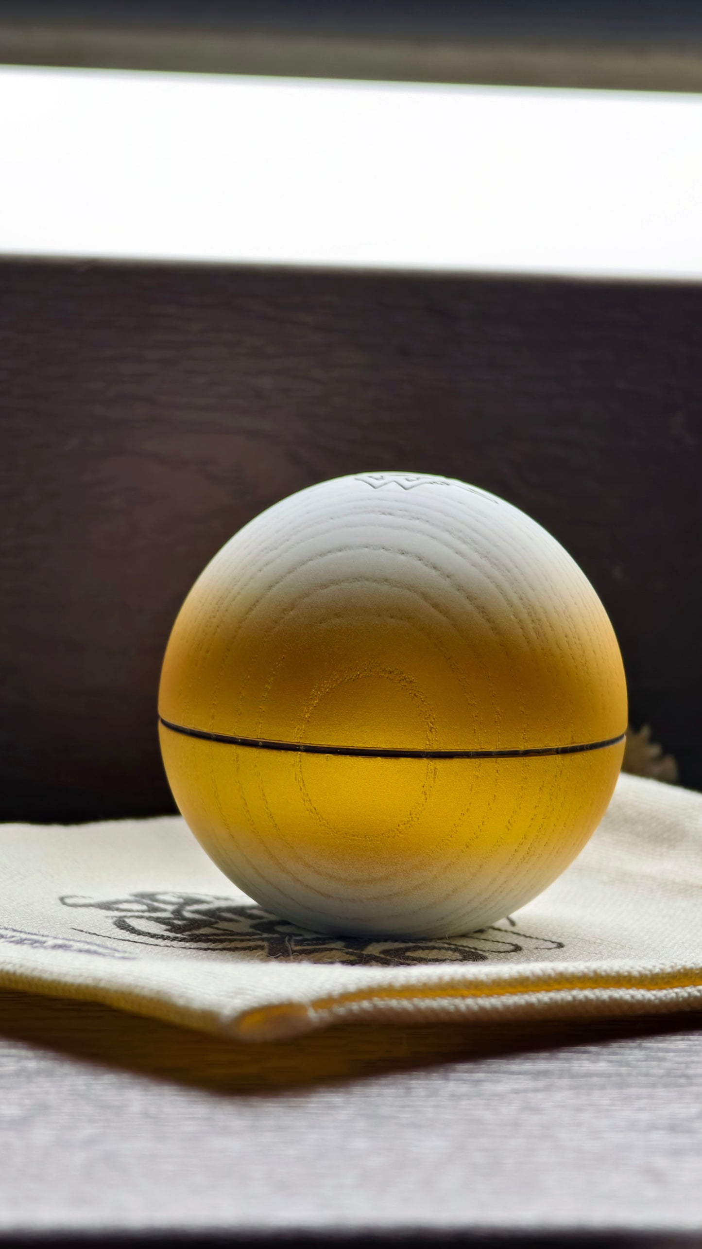 Pre order Winner kendama Gecko paint Gold Gloss tama only